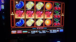 Pengguna melakukan taruhan sportsbook dan kasino lewat ampmbet